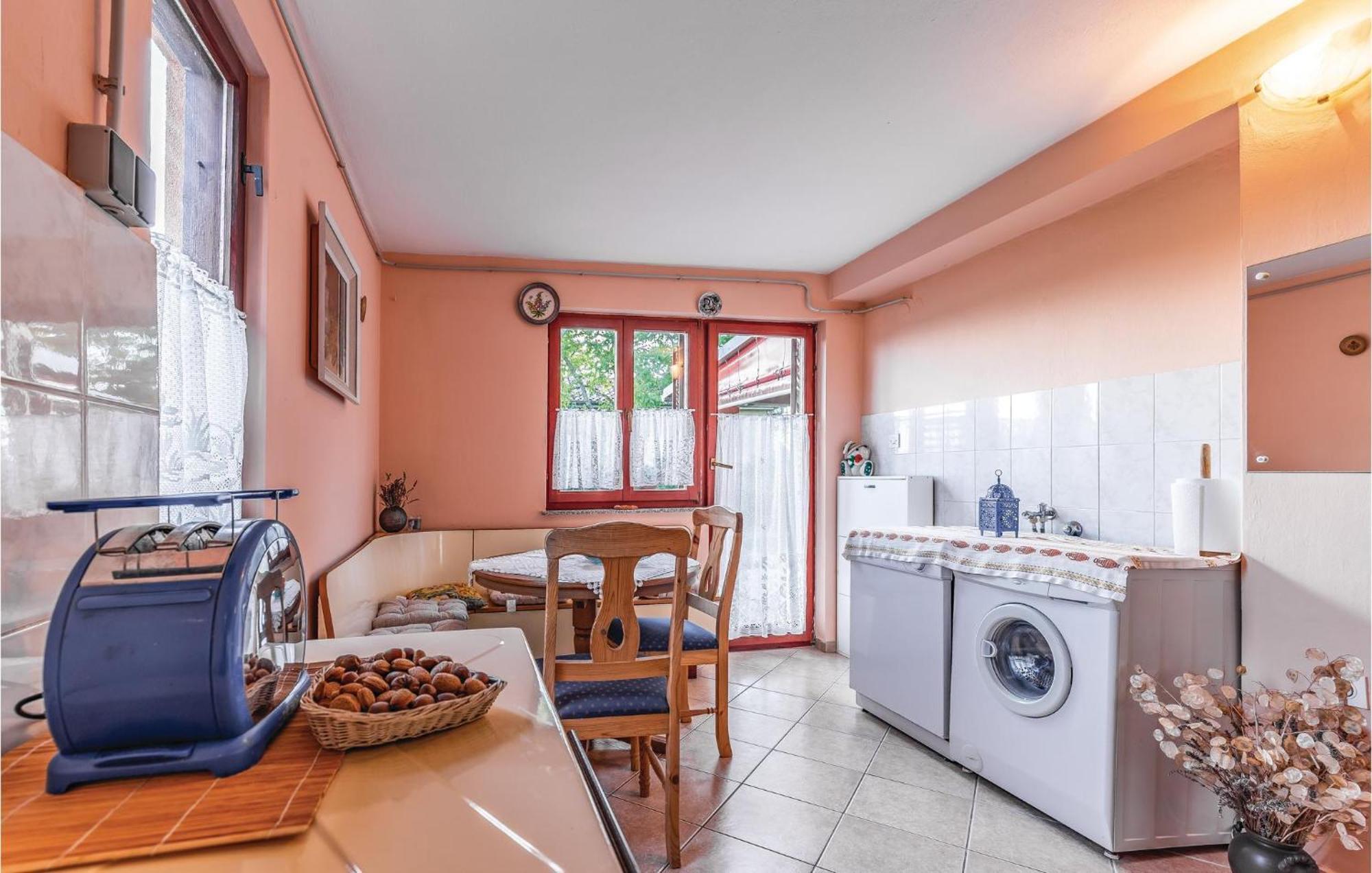 1 Bedroom Pet Friendly Home In Šišan エクステリア 写真