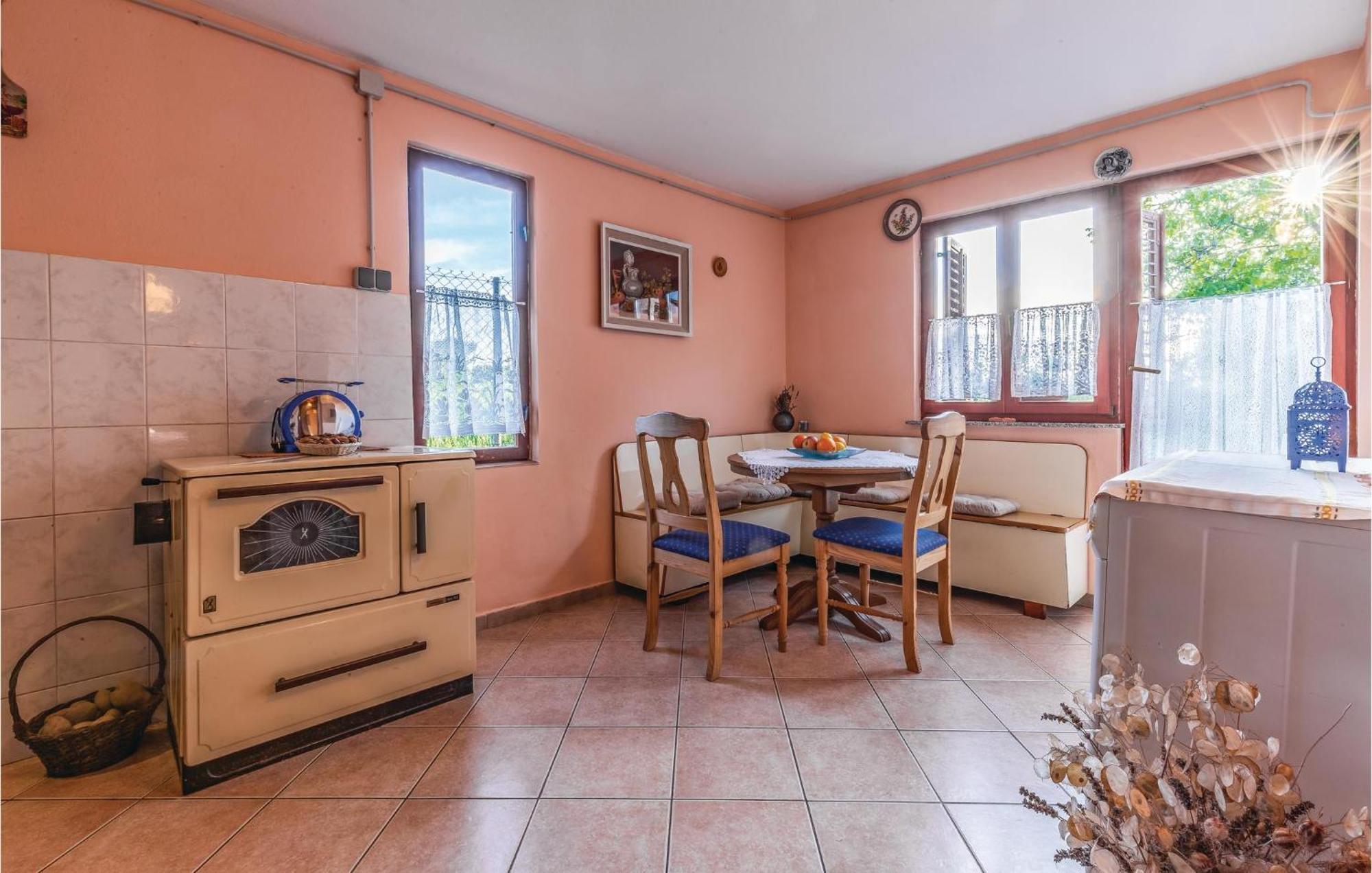 1 Bedroom Pet Friendly Home In Šišan エクステリア 写真
