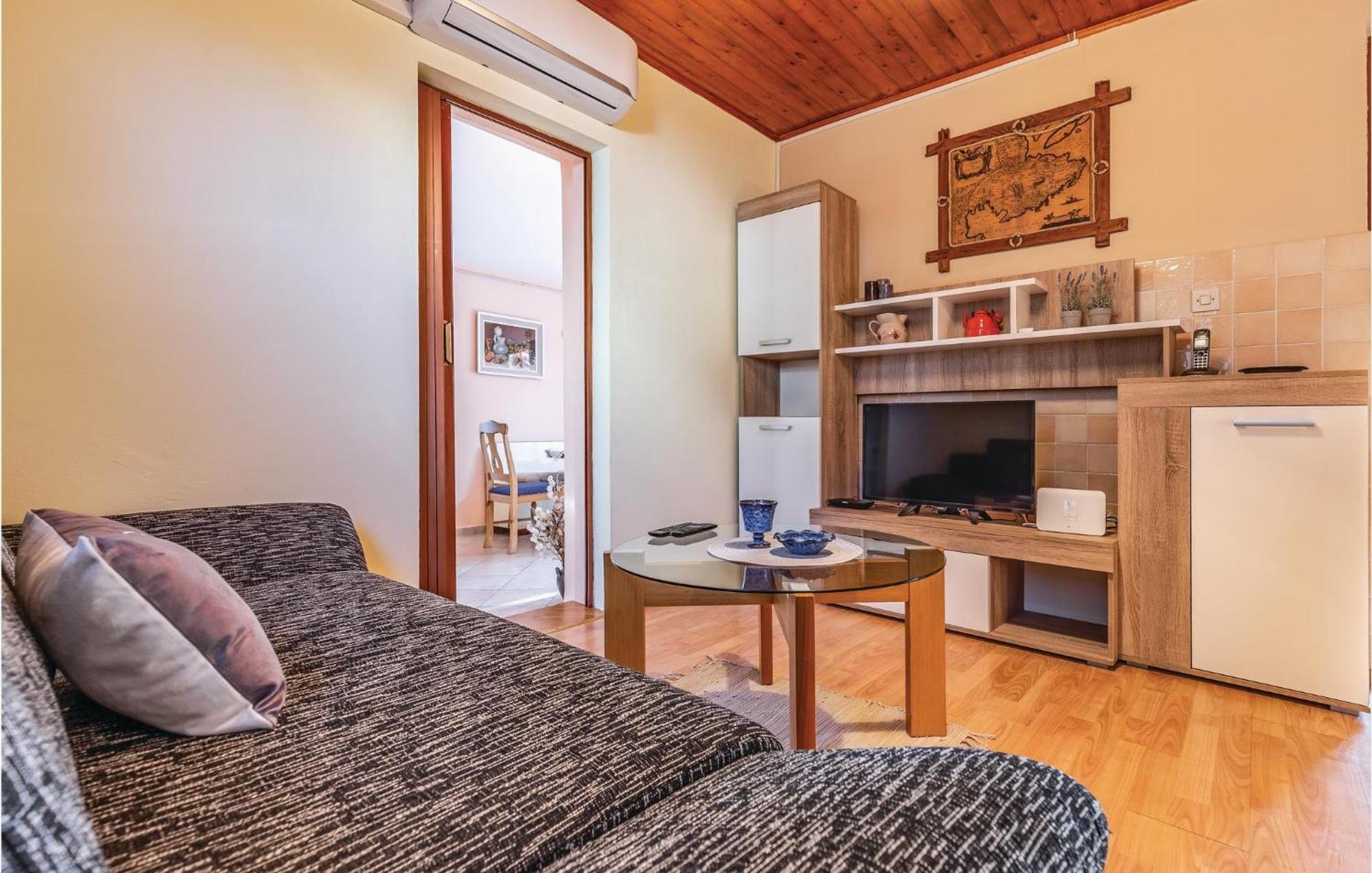 1 Bedroom Pet Friendly Home In Šišan エクステリア 写真