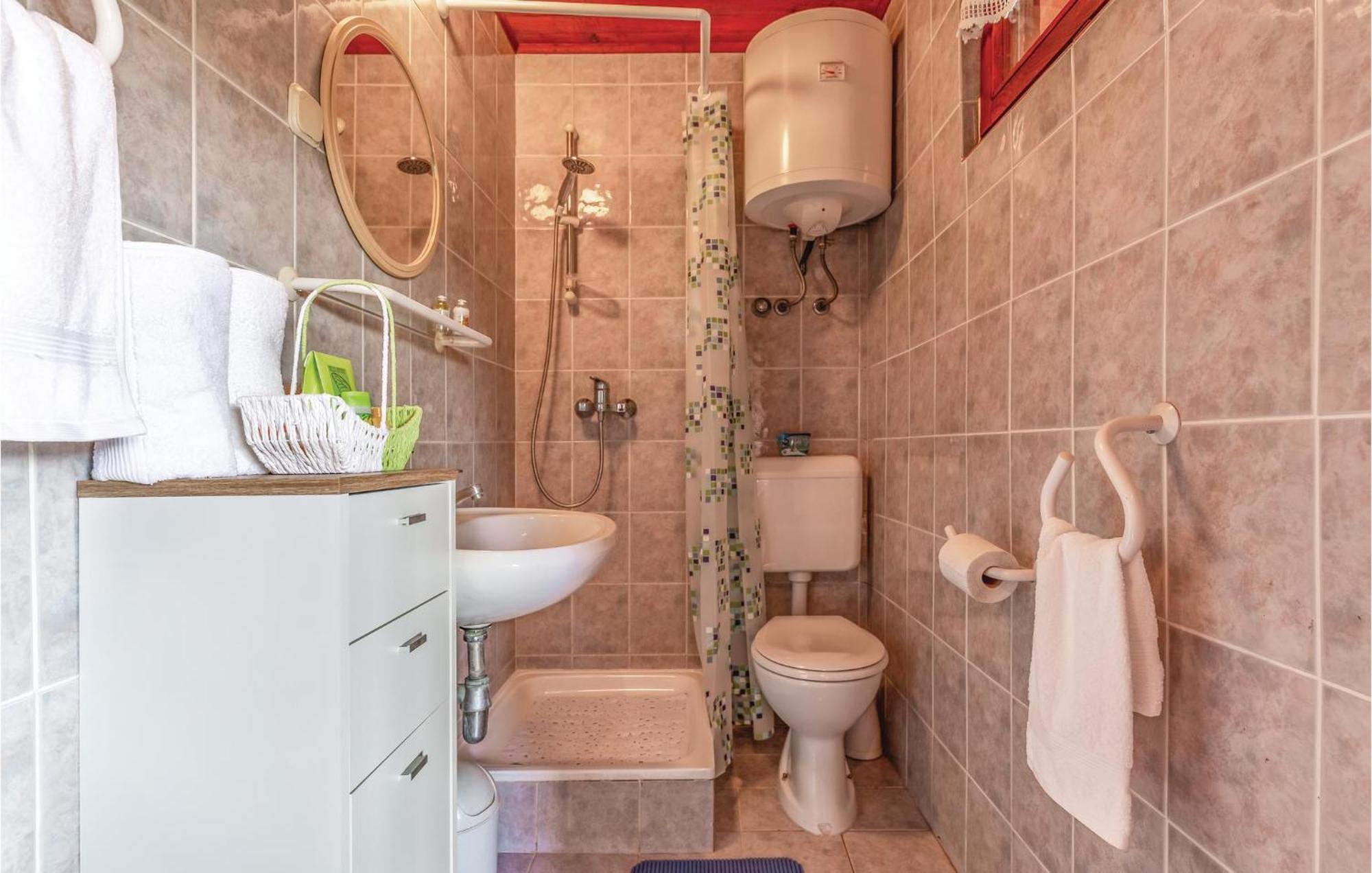 1 Bedroom Pet Friendly Home In Šišan エクステリア 写真