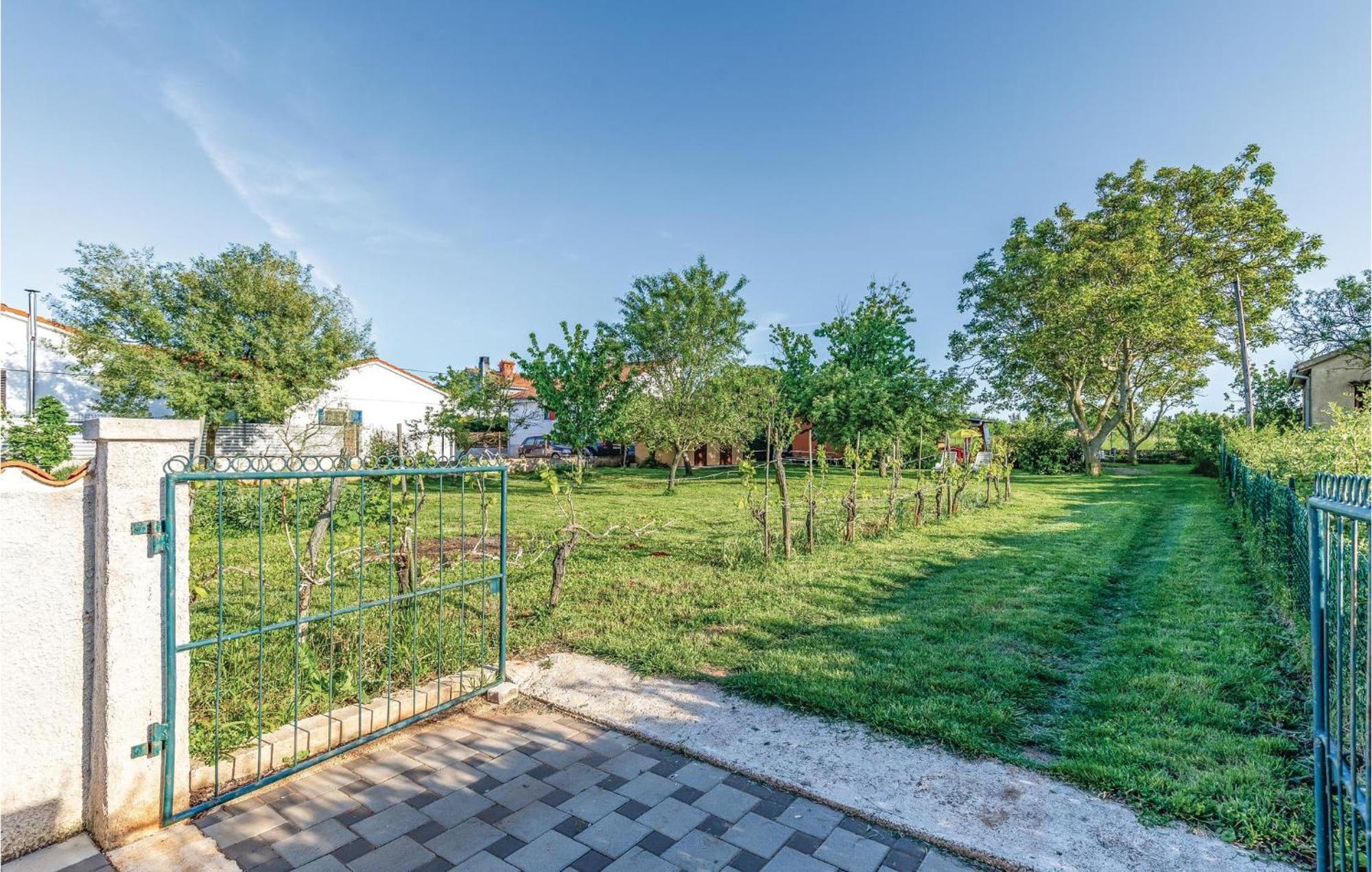 1 Bedroom Pet Friendly Home In Šišan エクステリア 写真