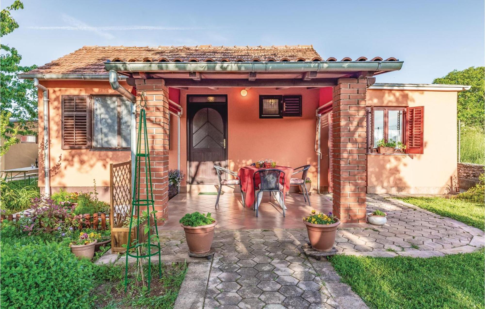 1 Bedroom Pet Friendly Home In Šišan エクステリア 写真